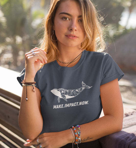Impact Whale - Damen Premium Organic T-Shirt - Model - Caribeel